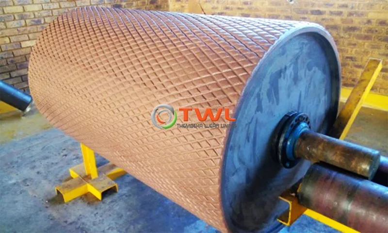 Industrial pulley protected with an abrasion-resistant lining
